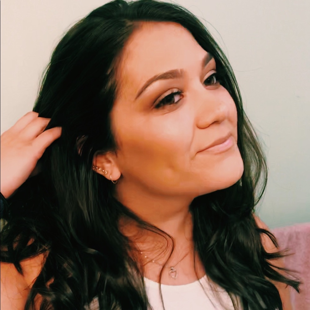 Meet your Posher, Carmela